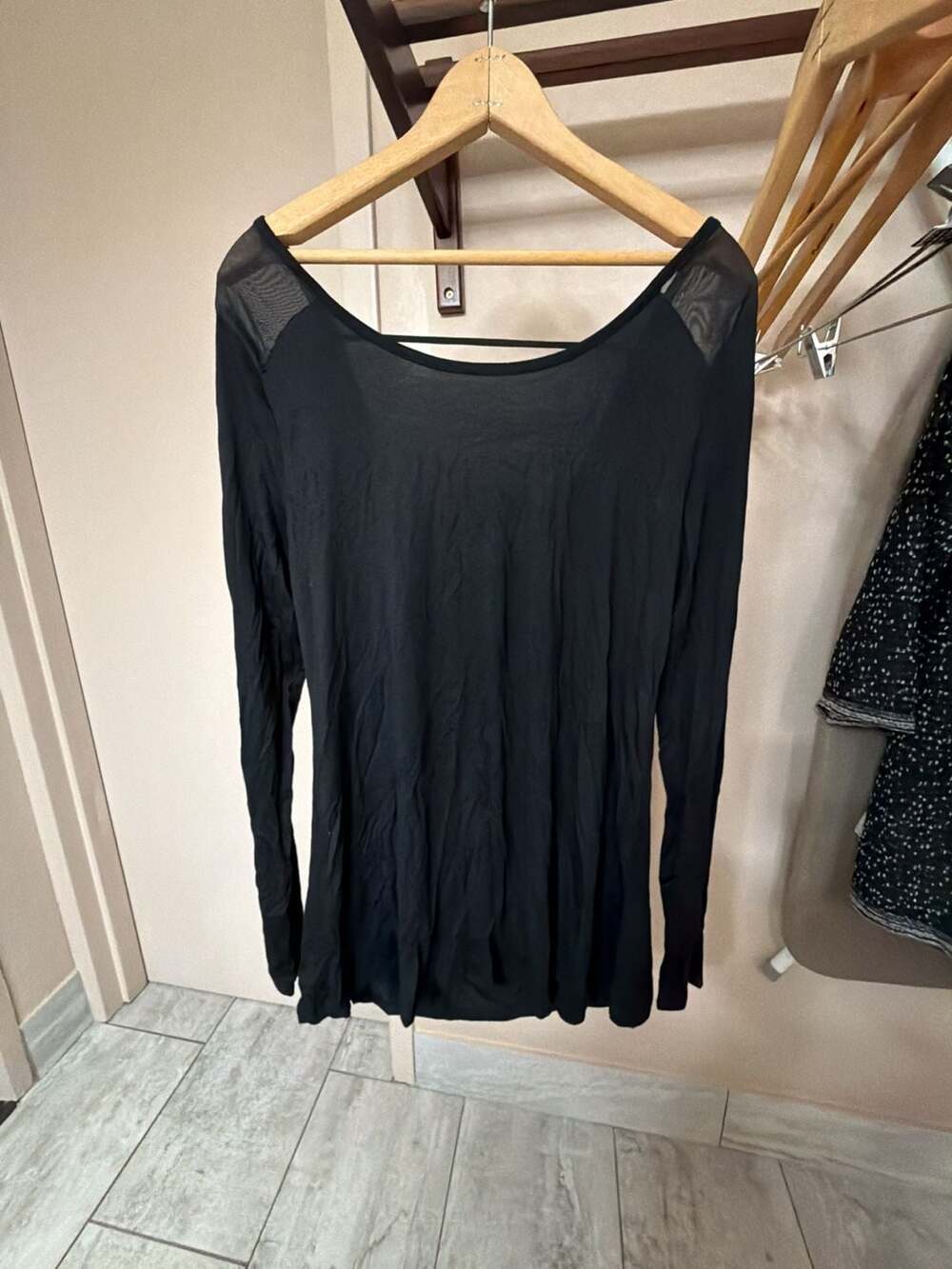 Red by BKE Long Sleeve Scoop Neck Cowl Back Top in Black Medium